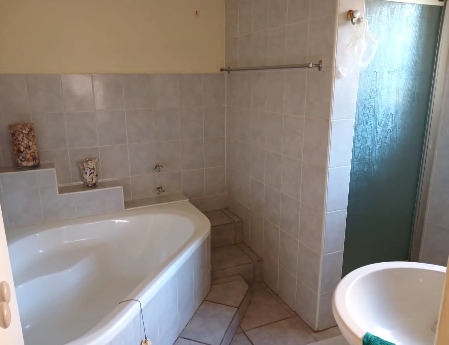 To Let 4 Bedroom Property for Rent in Wavecrest Eastern Cape